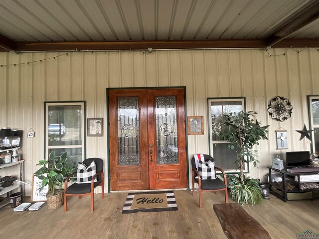 property entrance featuring a porch