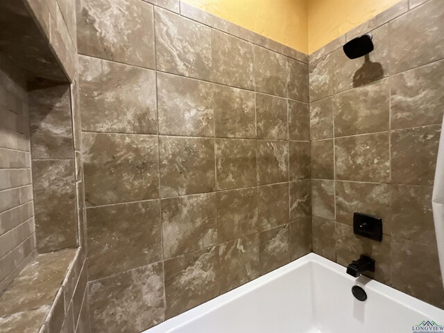 bathroom featuring tiled shower / bath combo