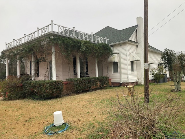 view of side of property featuring a lawn