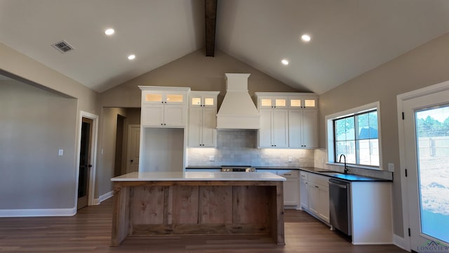 kitchen featuring a kitchen island, a sink, visible vents, dishwasher, and custom range hood