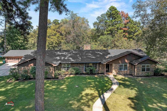 ranch-style house featuring a front yard