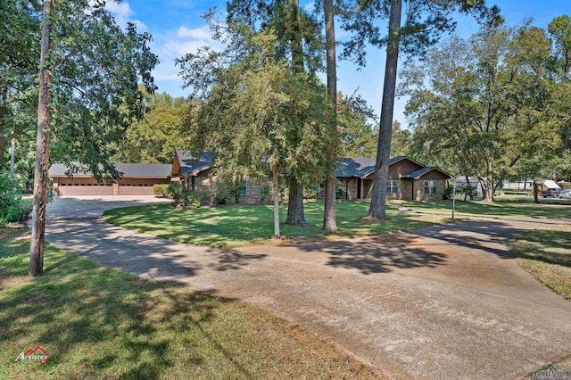 view of front of property featuring a front yard and a garage