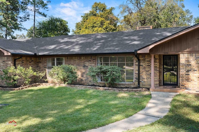 view of front of home featuring a front lawn