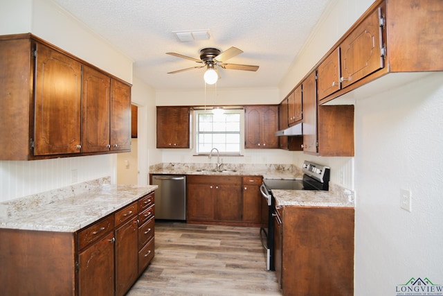 kitchen with a ceiling fan, visible vents, appliances with stainless steel finishes, a sink, and under cabinet range hood