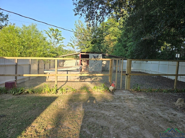 view of yard featuring an outdoor structure