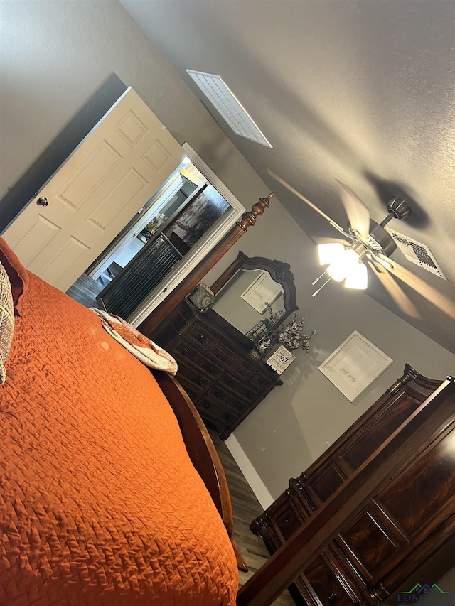 bedroom featuring ceiling fan