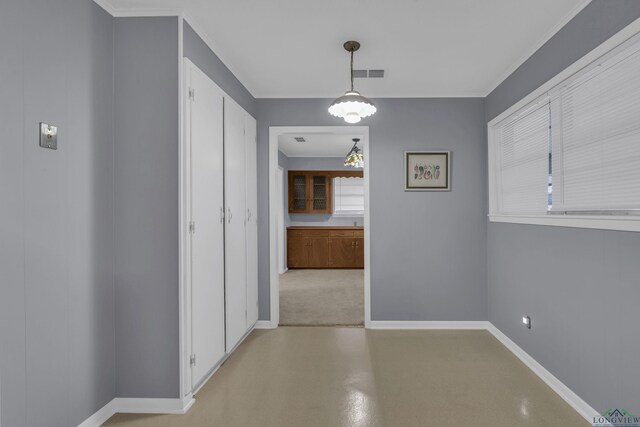 hall with a chandelier, a wealth of natural light, visible vents, and baseboards