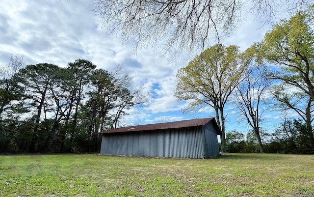 view of outdoor structure with a yard