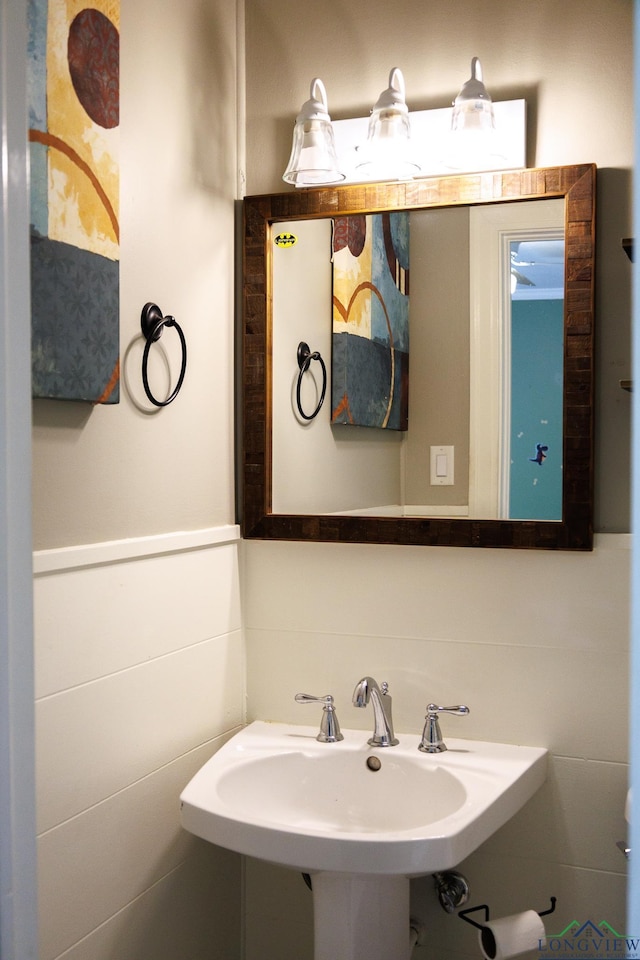 bathroom featuring sink