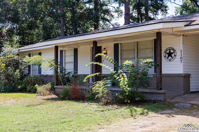 single story home featuring a front lawn and a porch