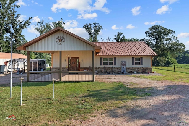 view of front facade featuring a front yard