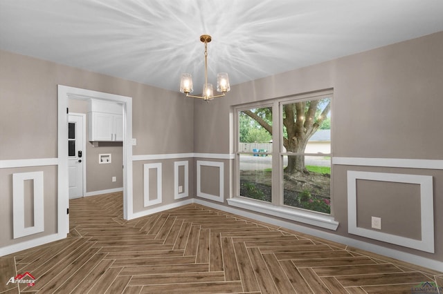 404 Pinewood, Marshall, TX 75672 - unfurnished room featuring a chandelier and baseboards