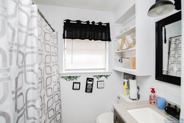 full bath with curtained shower, tasteful backsplash, toilet, and vanity