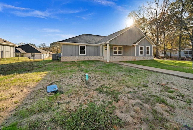 back of house featuring a yard