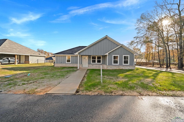 single story home with a front lawn