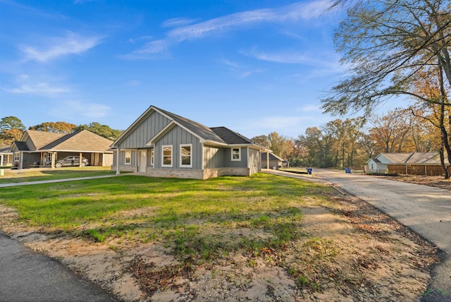 view of front of property featuring a front yard