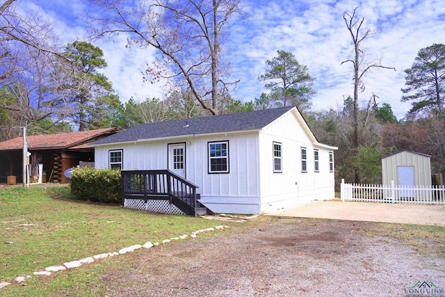 view of front of house featuring a patio and a front yard