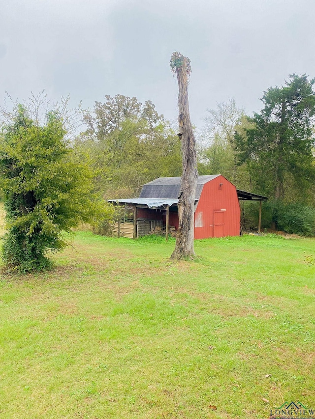 view of yard featuring an outbuilding