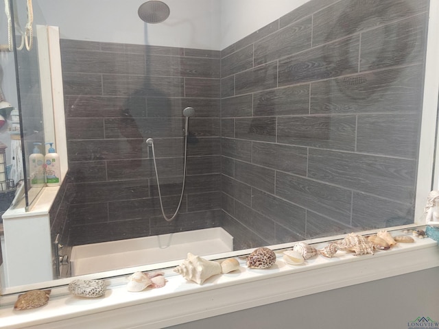 full bathroom featuring tiled shower
