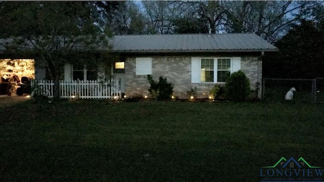 single story home with a front yard