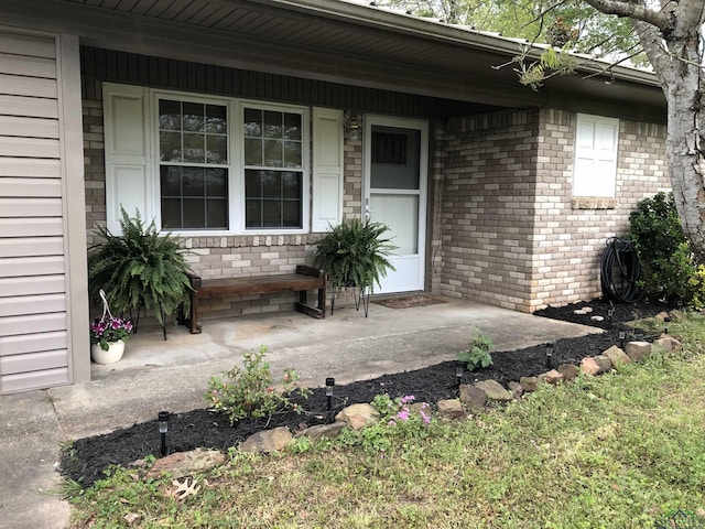 entrance to property featuring a porch