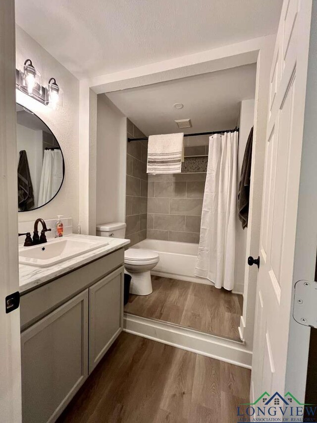 16 Pegues Pl, Longview, TX 75601 - bathroom featuring wood finished floors, vanity, and shower / bath combo