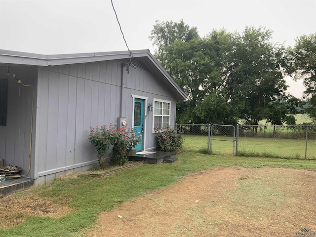 exterior space featuring a lawn