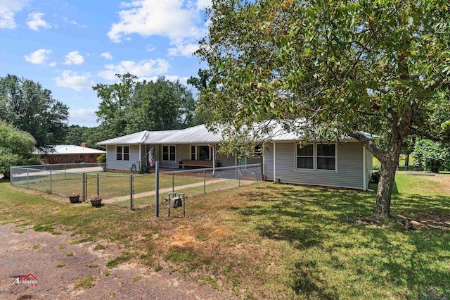 view of front of home featuring a front lawn