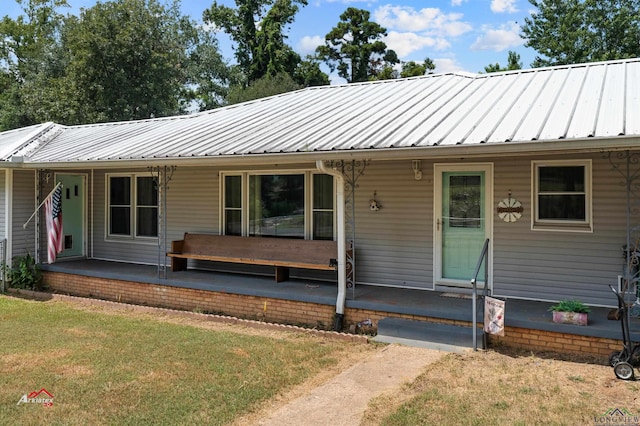 view of front facade featuring covered porch and a front yard