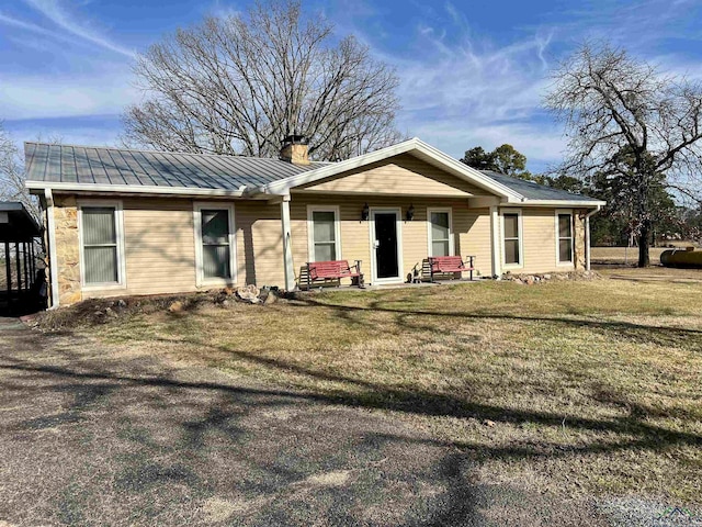 view of front of house featuring a front lawn