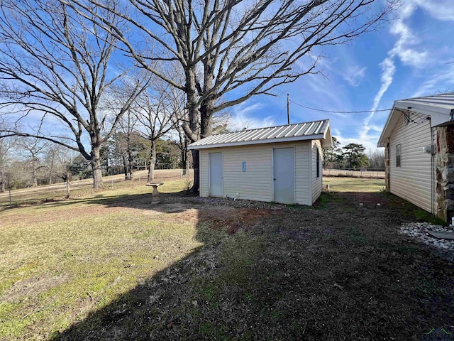 view of yard with a shed