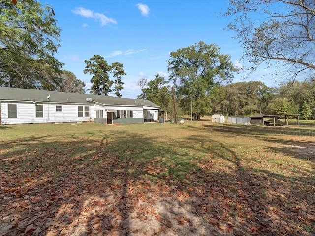 view of yard with a storage shed