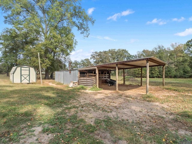 view of yard with an outdoor structure