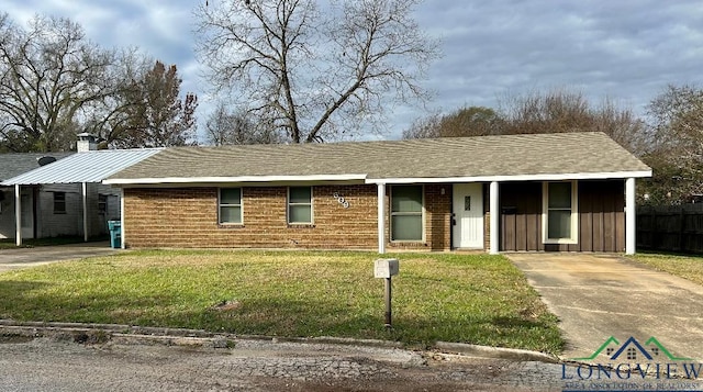 single story home featuring a front lawn