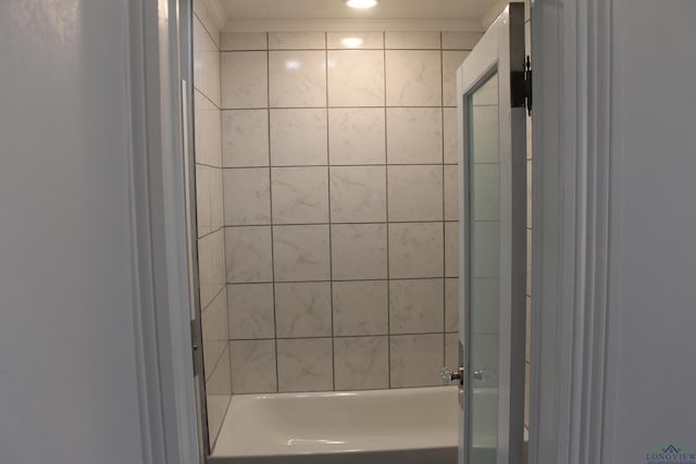 bathroom featuring tiled shower / bath combo