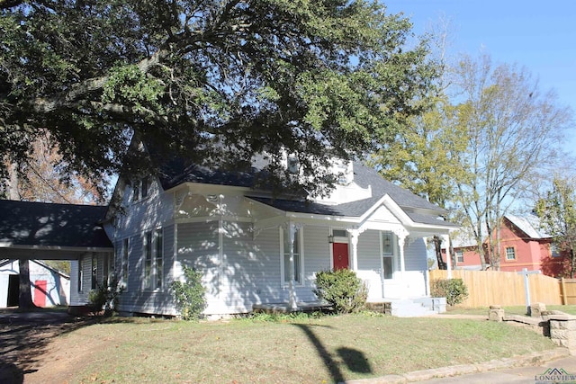 view of front of property featuring a front yard