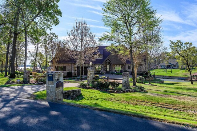 view of front of property featuring a front lawn