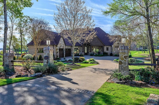 view of front of home featuring a front yard