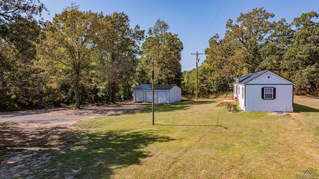 view of yard with an outbuilding