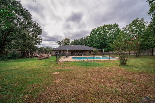 view of yard with a fenced in pool