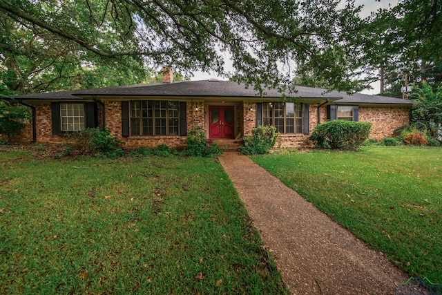 ranch-style house featuring a front yard