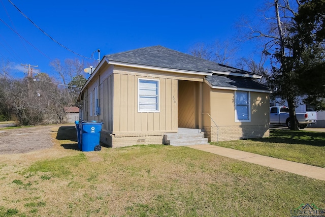 view of front of home with a front yard