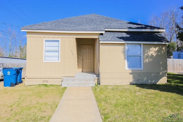 view of front of house featuring a front lawn