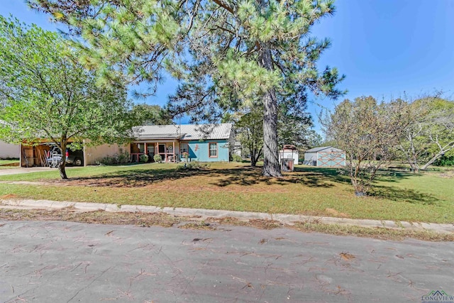 view of front of home featuring a front yard