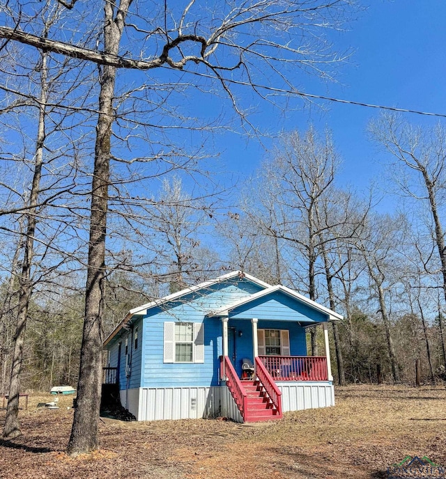 view of front of property featuring covered porch