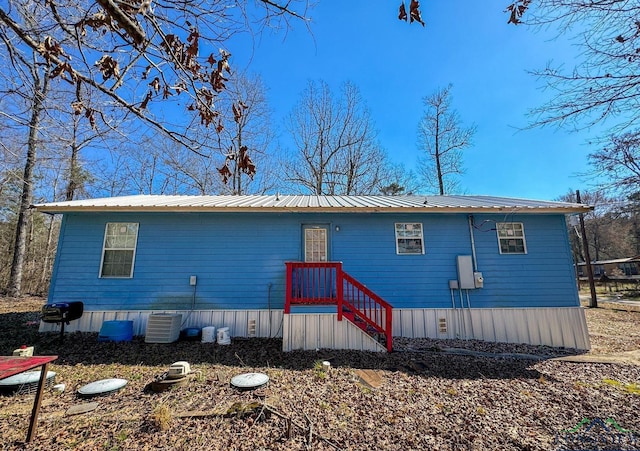 manufactured / mobile home featuring metal roof and cooling unit