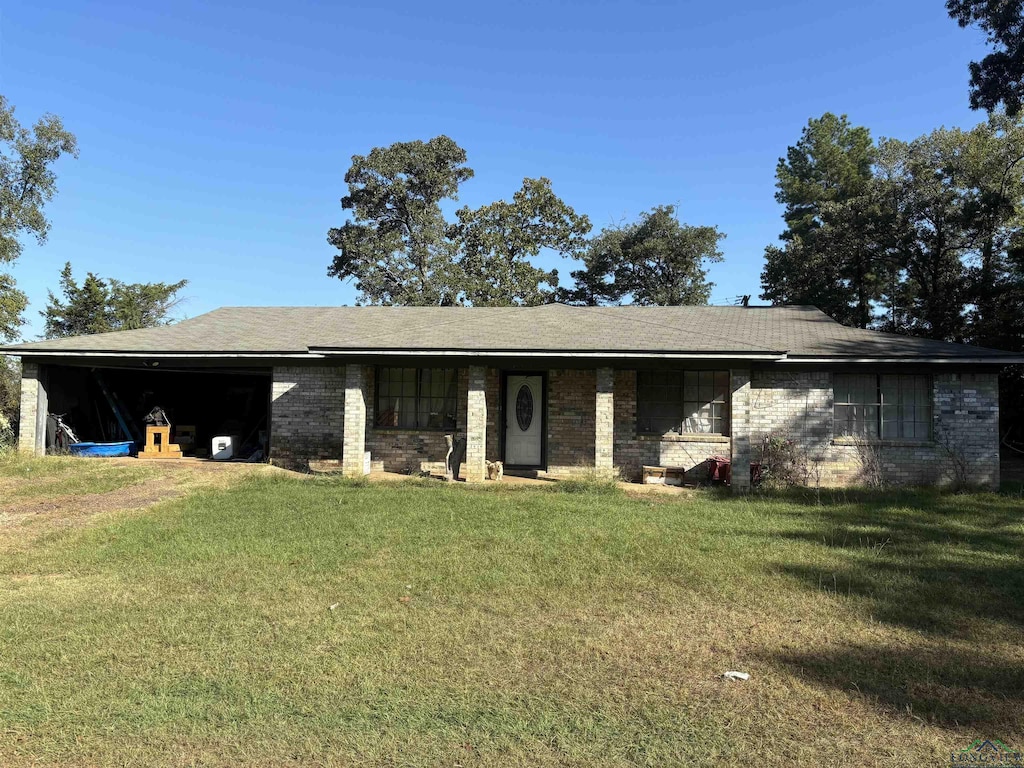 single story home with a front yard