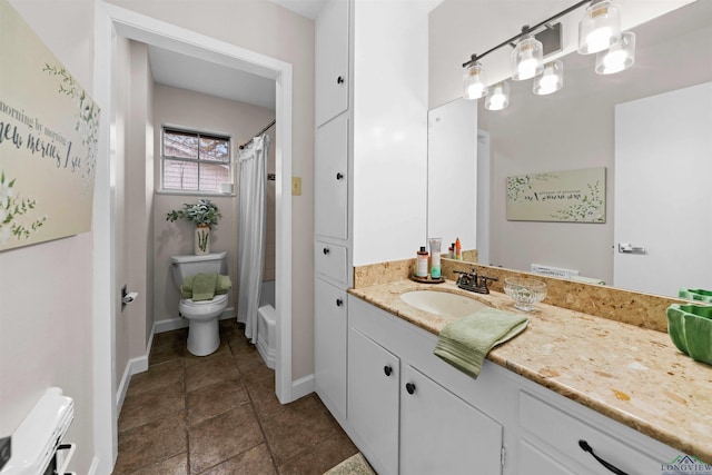 full bathroom featuring shower / tub combo with curtain, vanity, and toilet