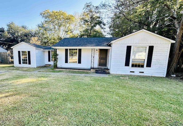 single story home featuring a front lawn