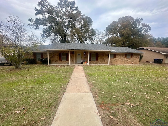 ranch-style home featuring a front lawn